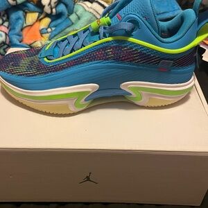 Basketball men’s shoes